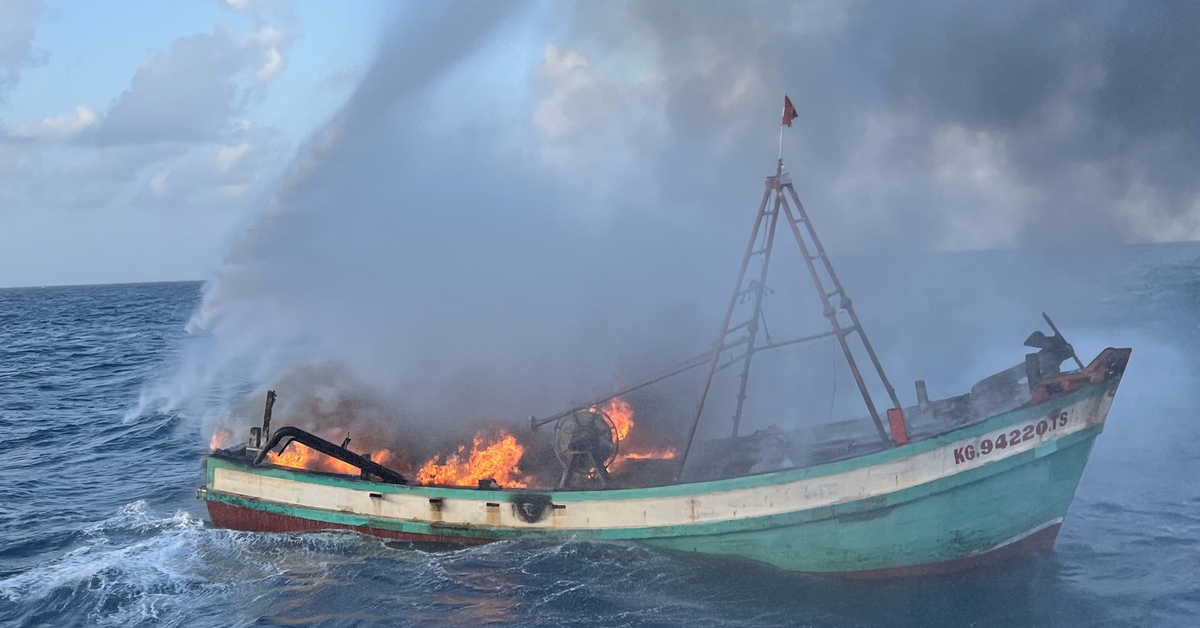 Tàu cá cháy giữa biển, cảnh sát biển kịp cứu 4 ngư dân