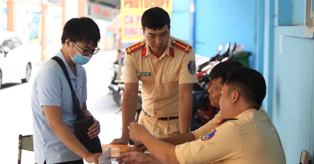 CSGT TP.HCM thu phí sát hạch, cấp giấy phép lái xe ‘không tiền mặt’ từ 16-3