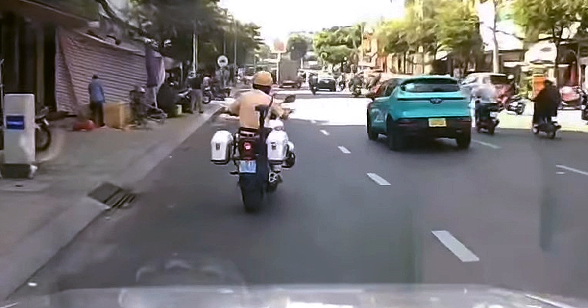 Sản phụ trên ô tô đau bụng dữ dội, cảnh sát giao thông Hàng Xanh kịp thời mở đường đến bệnh viện