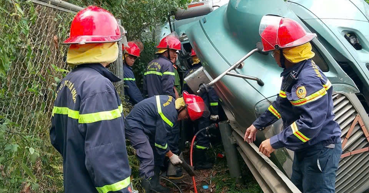 Giải cứu tài xế xe đầu kéo mắc kẹt trong cabin sau tai nạn trên đường dẫn cao tốc