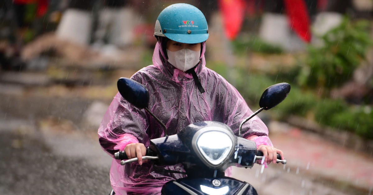 Mưa dông trái mùa trút xuống TP.HCM sau ngày nắng nóng