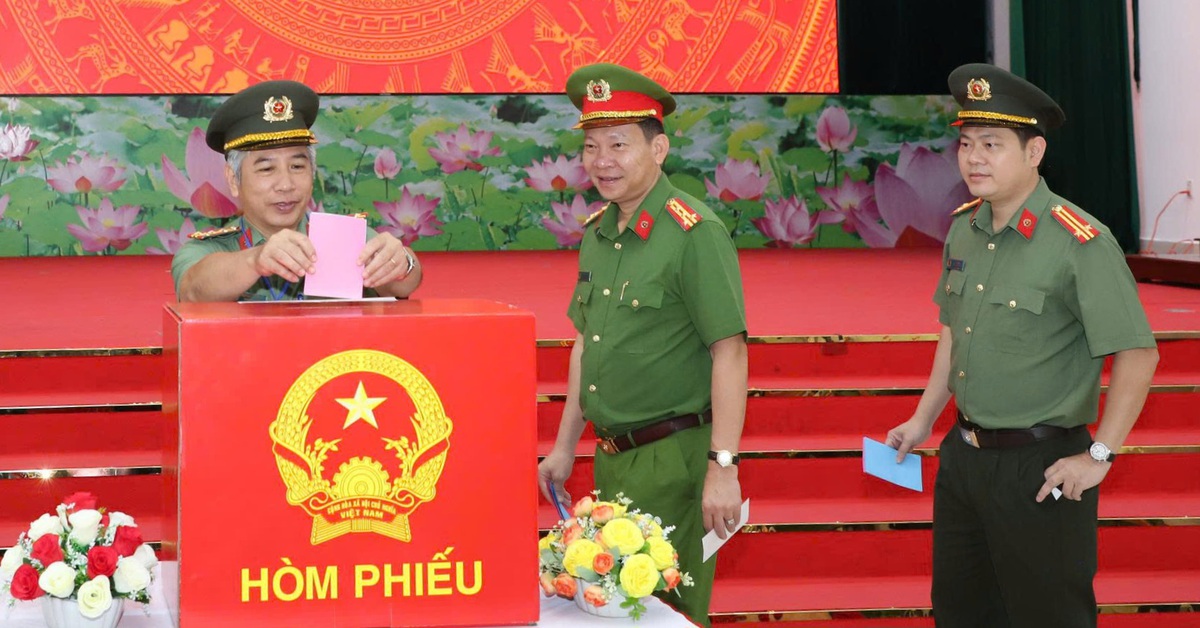 Cán bộ chiến sĩ lực lượng vũ trang TP Cần Thơ tham gia bầu cử sớm