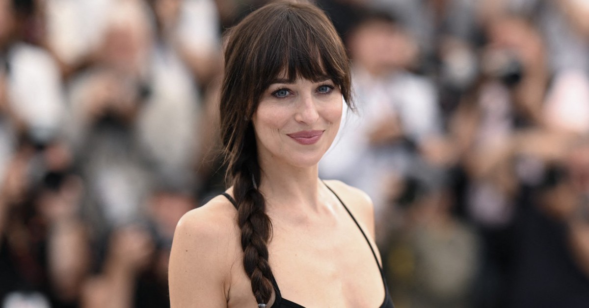 Cách phối đồ mùa hè đẹp như mỹ nhân 50 sắc thái Dakota Johnson