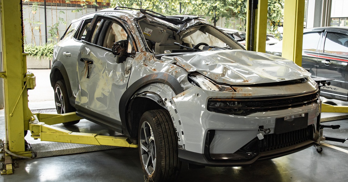 Cận cảnh chiếc Lynk & Co 06 lật 6 vòng trên cao tốc, người trong xe vẫn an toàn