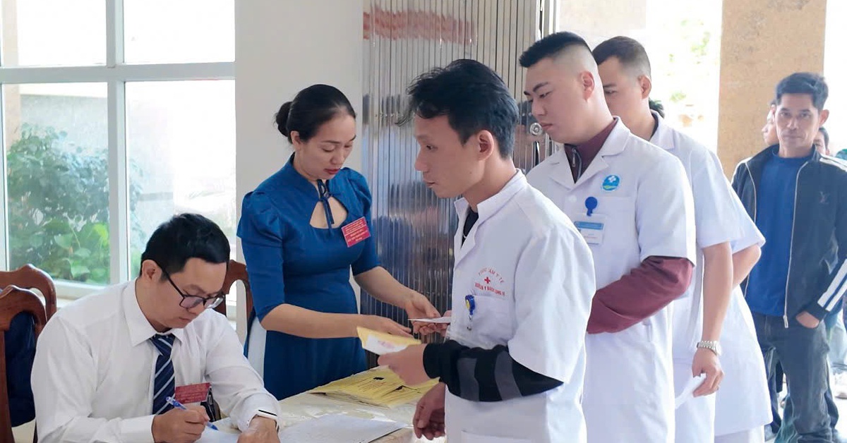 Cử tri Bạch Long Vĩ bỏ phiếu lựa chọn người xứng đáng vào Quốc hội và HĐND