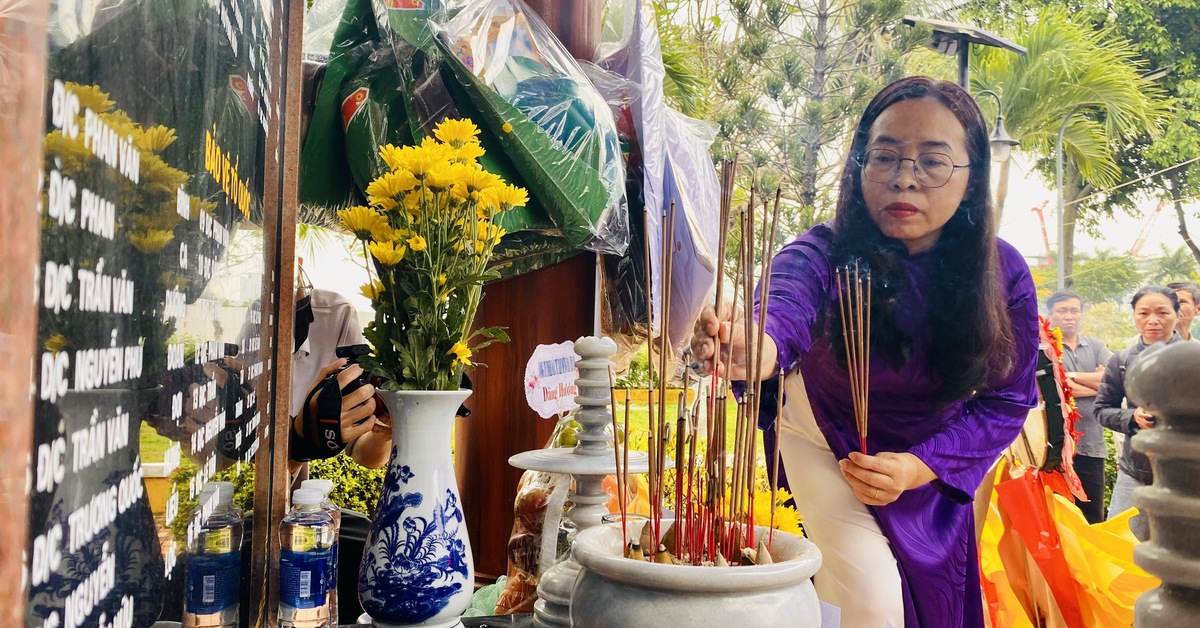 Trước bia tưởng niệm 10 liệt sĩ tại Đà Nẵng, nhớ về 64 chiến sĩ Gạc Ma anh hùng