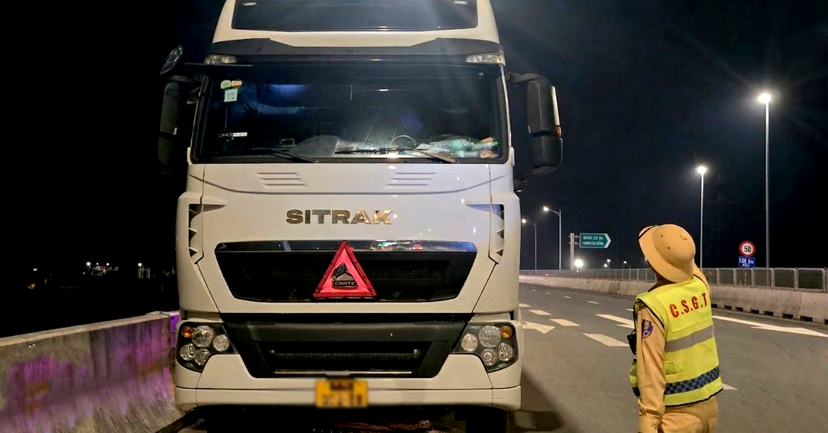 Nhiều tài xế dừng, đỗ sai quy định trên cao tốc bị lập biên bản