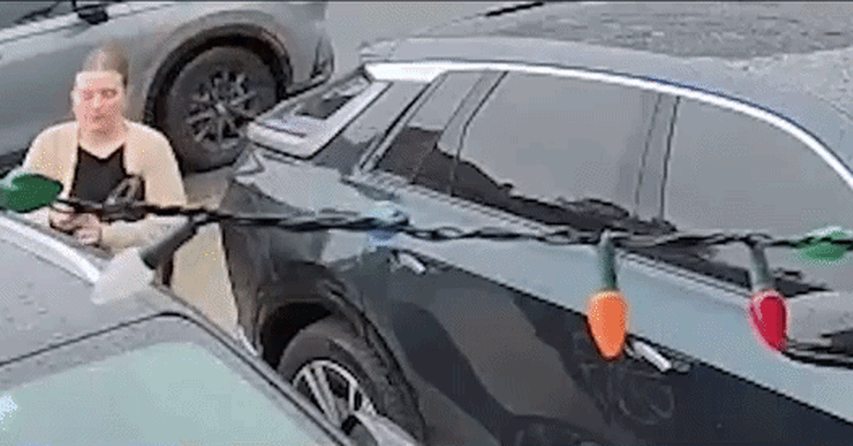 Em bé mắc kẹt 30 phút trong xe, gia đình phải nhờ ChatGPT để mở cửa