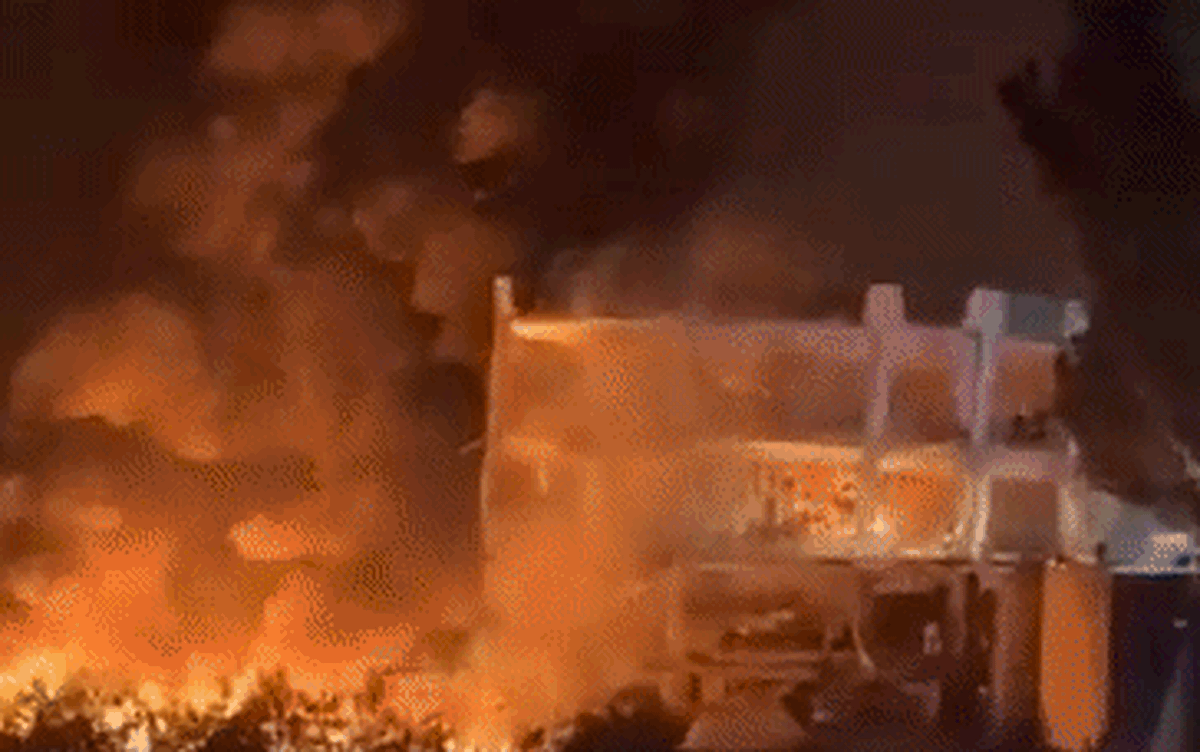 Mỹ tấn công 'đảo dầu chiến lược' của Iran; Iran phóng loạt tên lửa mới