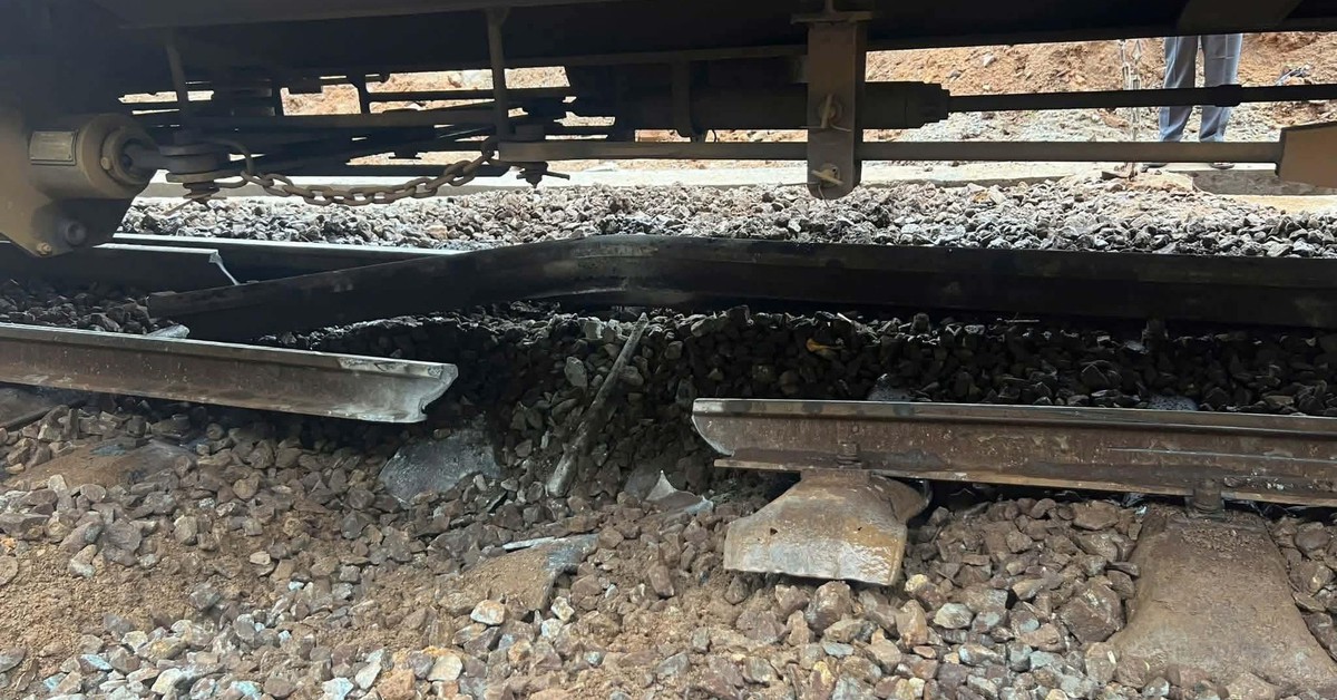 Tàu hàng trật bánh trên đèo Hải Vân, đường sắt Bắc - Nam tê liệt