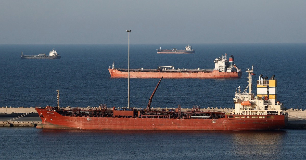 Giá dầu vượt 103 USD/thùng, thế giới lo cú sốc năng lượng mới