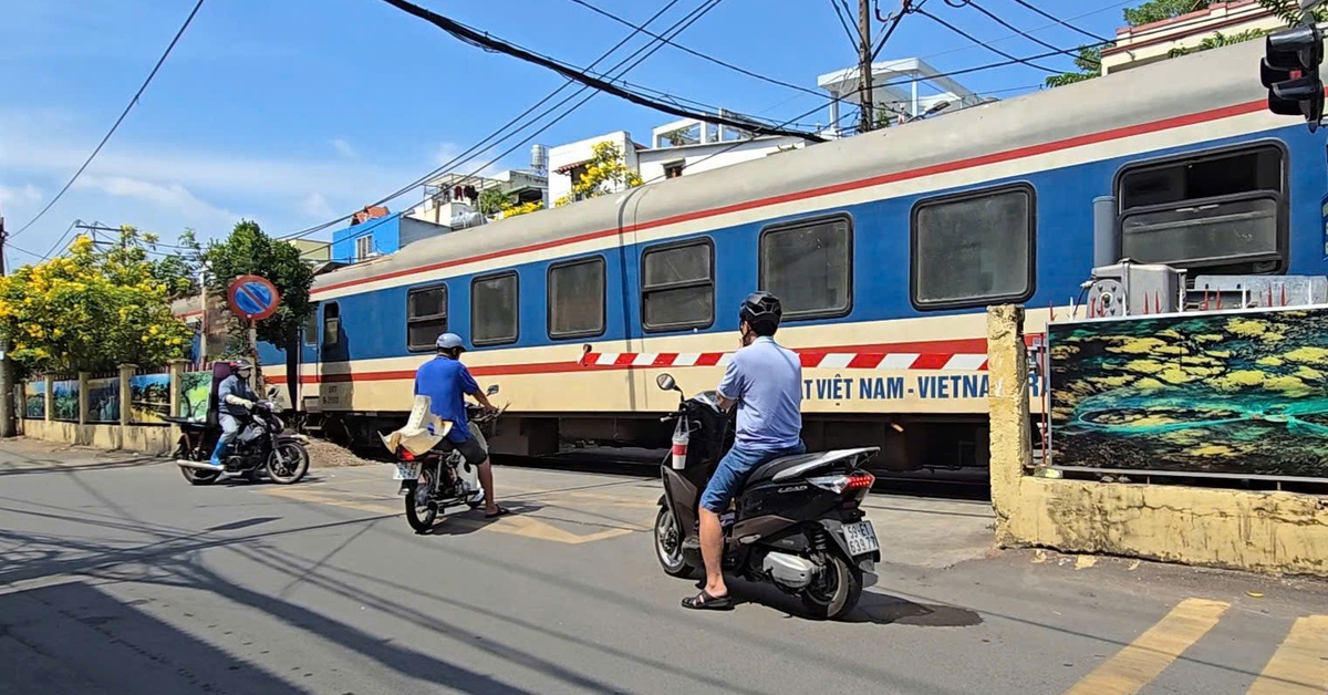 Nguy hiểm rình rập nơi giao cắt đường bộ và đường sắt
