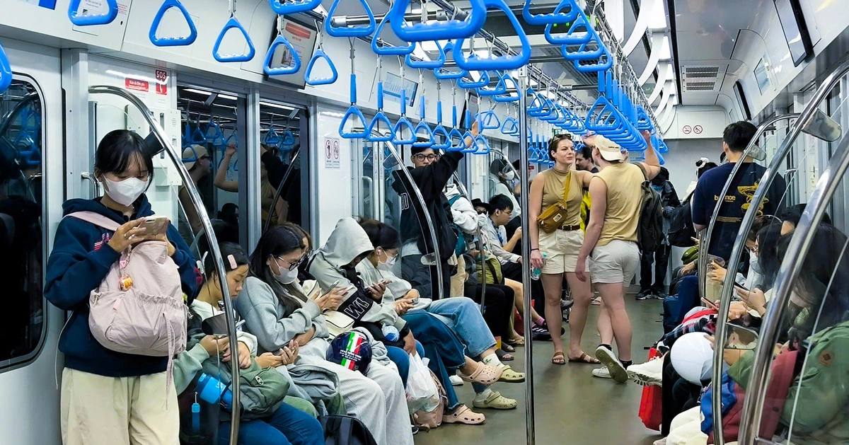 Giá xăng tăng, metro số 1 đông khách hơn, sinh viên chiếm số nhiều