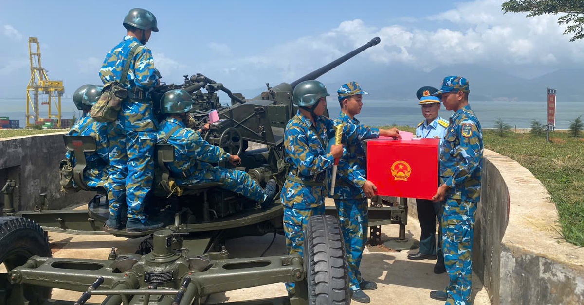 Đưa thùng phiếu bầu cử ra trận địa phòng không