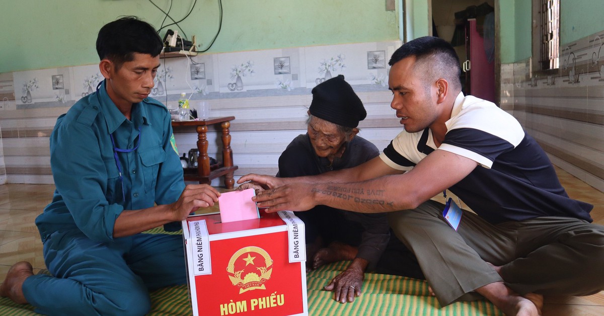 Thùng phiếu bầu cử đến tận nhà Mẹ Việt Nam anh hùng 101 tuổi