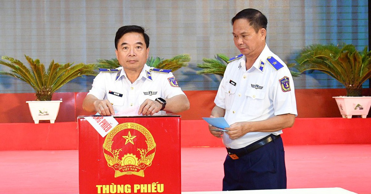 Tàu Cảnh sát biển mang thùng phiếu phụ đến từng tàu trên biển để cử tri bầu cử