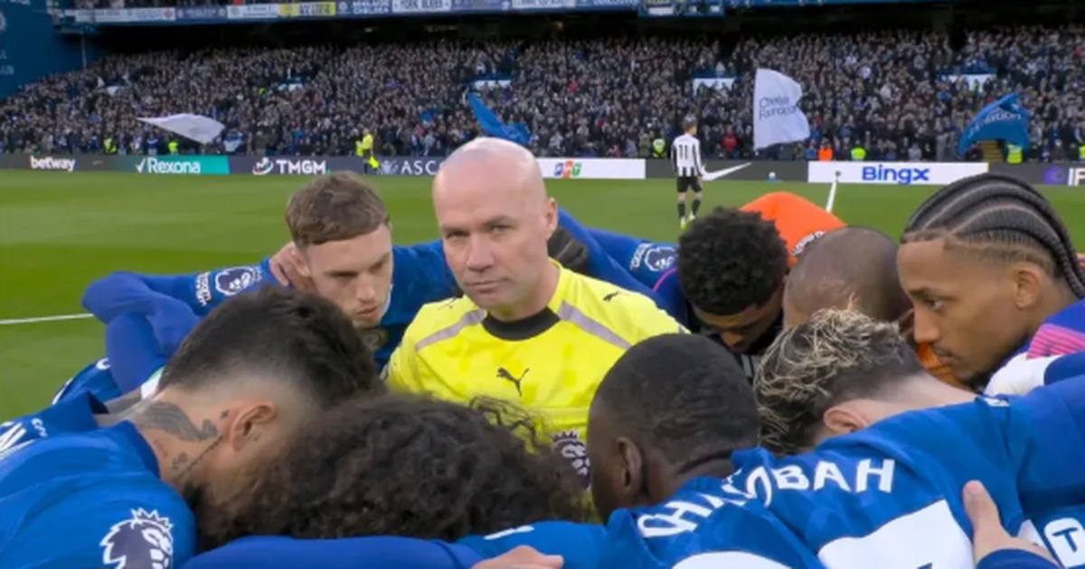 Trọng tài Paul Tierney bị dàn sao Chelsea... 'quây'