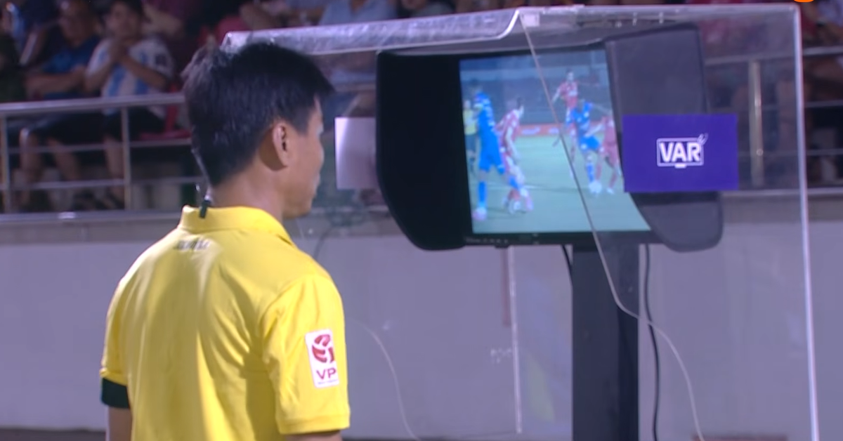 Video: VAR can thiệp giúp Công An TP.HCM thoát 1 bàn thua