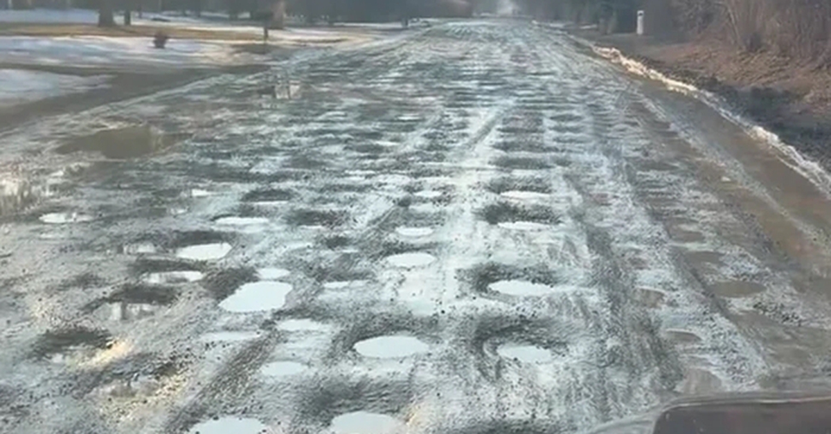 Đường nhựa tồi tệ nhất thế giới, chi chít ổ gà như bọt biển, 'khó có thể gọi là đường'