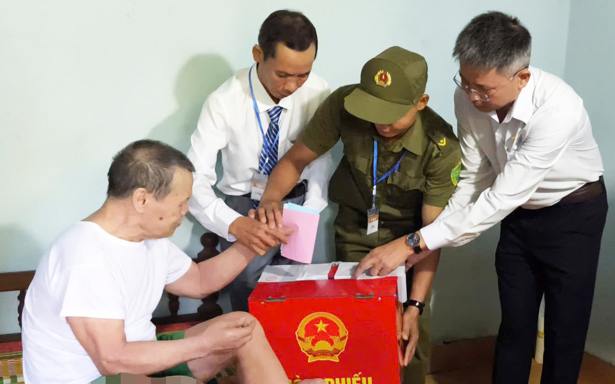 Thôn biệt lập nằm sâu trong rừng, cách trung tâm xã 6 giờ đi bộ, 68 cử tri nô nức bầu cử