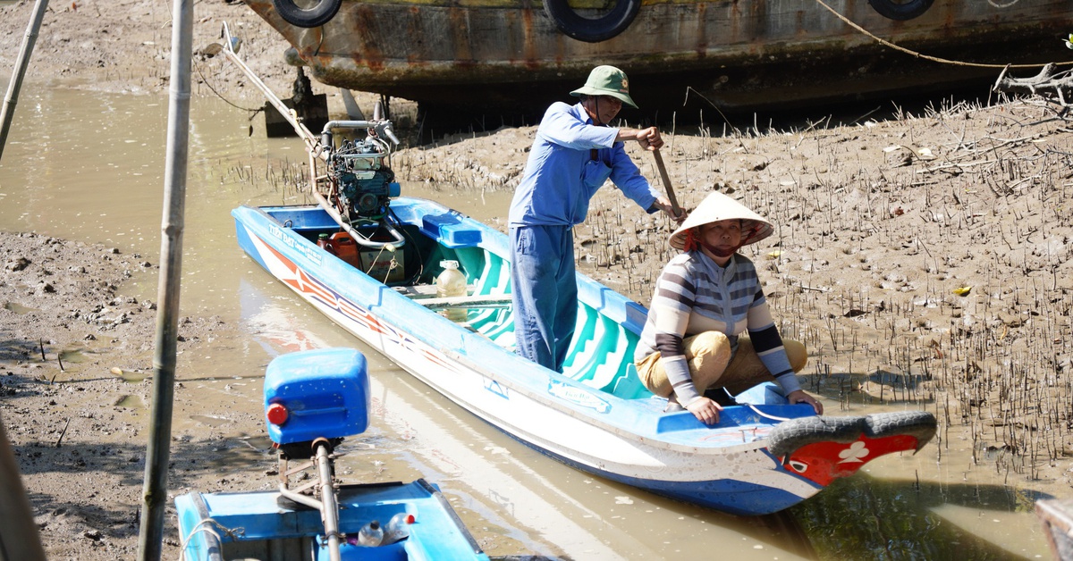 Chờ nước lớn, người dân Thiềng Liềng chạy vỏ lãi đi bỏ phiếu