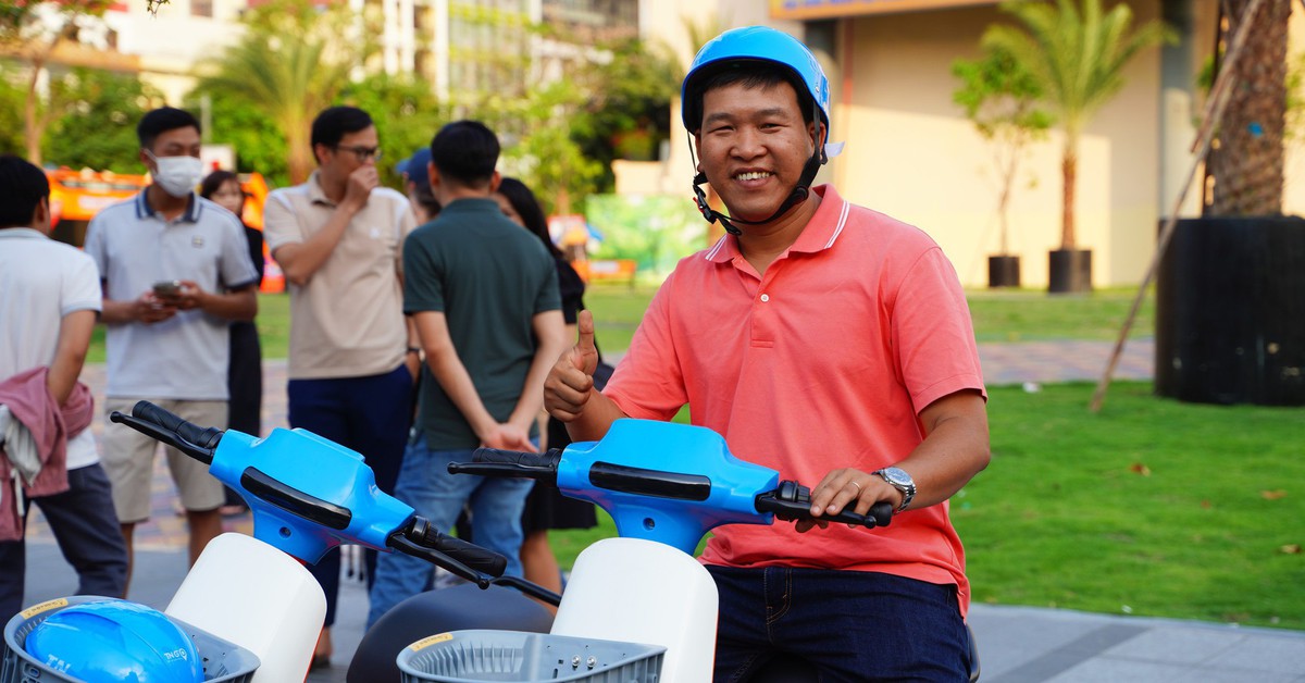 Người dân TP.HCM hào hứng trải nghiệm xe đạp điện công cộng miễn phí