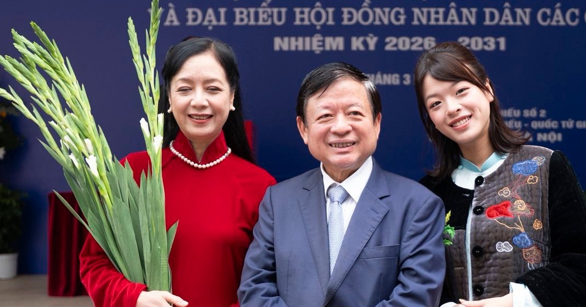 Kỷ niệm ngày cưới của Chiều Xuân đúng ngày bầu cử, cục trưởng Xuân Bắc dẫn vợ con đi bỏ phiếu