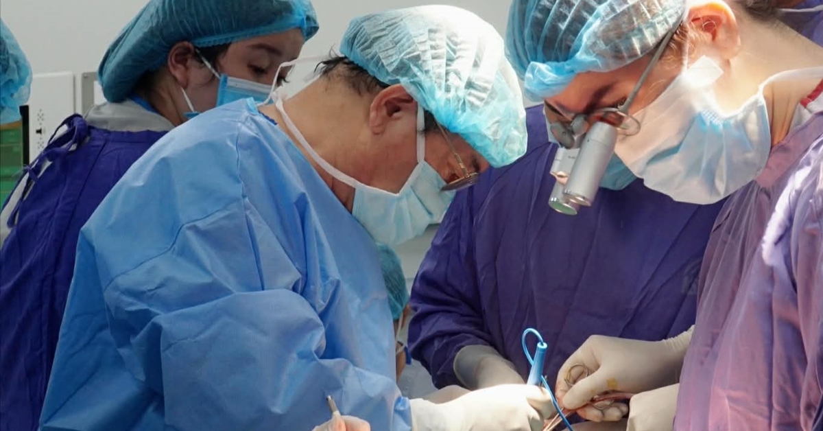 Cha và con chung tay một ca mổ đặc biệt