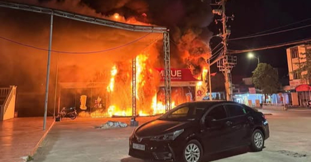 Cháy lớn tại quán kem Mixue