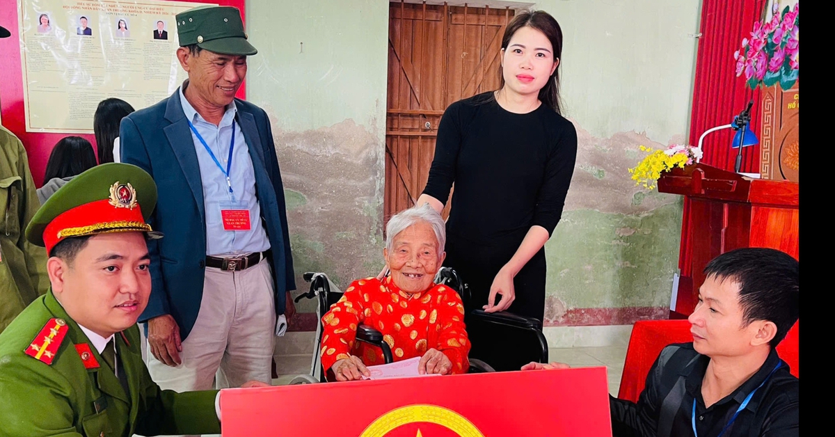 Cụ bà 106 tuổi đến tận điểm bầu cử thực hiện quyền và nghĩa vụ của công dân