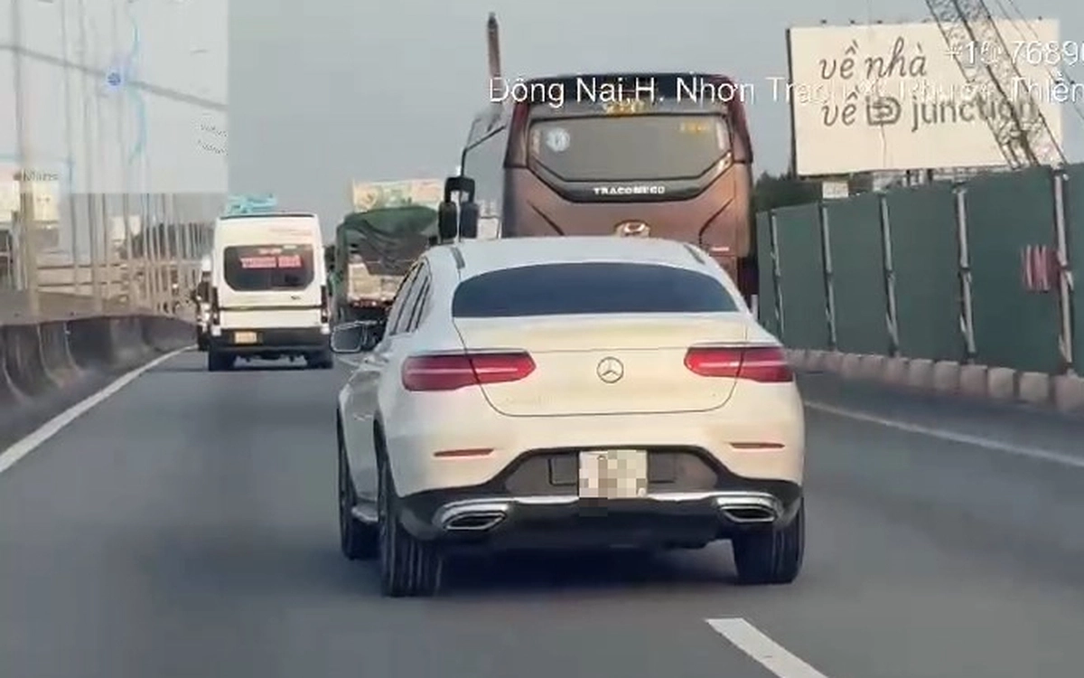 Hàng chục ô tô chạy trên cao tốc TP.HCM - Long Thành không bật xi nhan khi chuyển làn bị xử lý