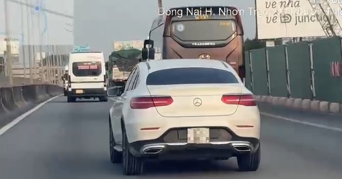 Hàng chục ô tô chạy trên cao tốc TP.HCM - Long Thành không bật xi nhan khi chuyển làn bị xử lý