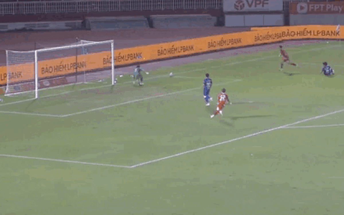 Video: Tiến Linh bỏ lỡ cơ hội ghi bàn ngon ăn cho Công An TP.HCM