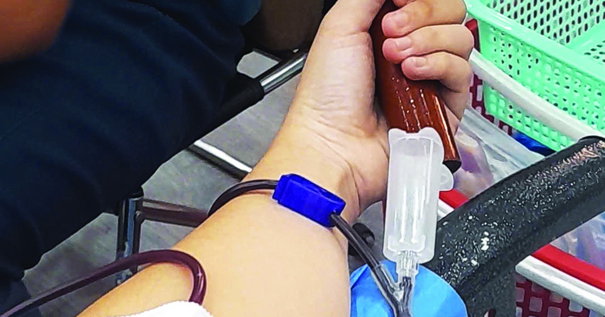 Lần đầu con đi hiến máu