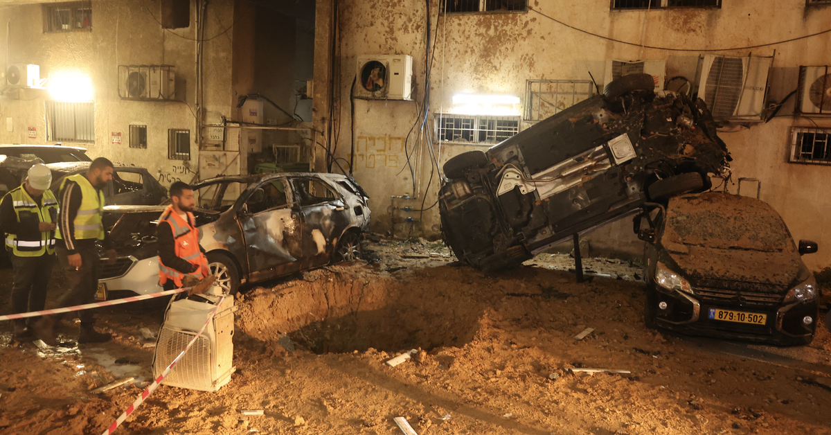 Mảnh vỡ tên lửa Iran rơi trúng nhà lãnh sự Mỹ tại Israel