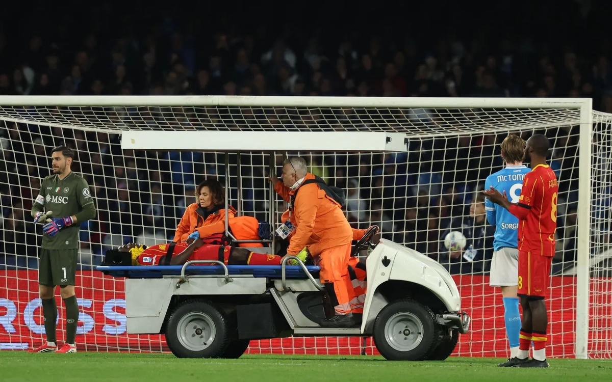 Cầu thủ Serie A đổ gục trên sân, HLV Conte được ca ngợi vì hành xử nhân văn