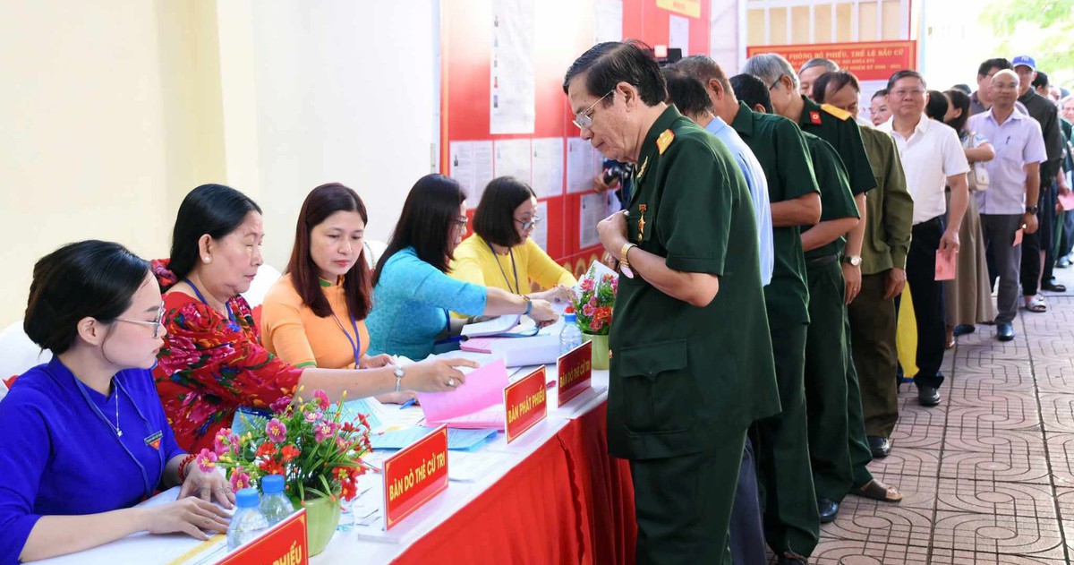 Sáng nay, gần 79 triệu cử tri cả nước đi bầu cử đại biểu Quốc hội và HĐND nhiệm kỳ mới