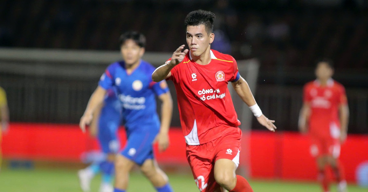 Tiến Linh 'tịt ngòi' trong ngày HLV Kim Sang Sik dự khán