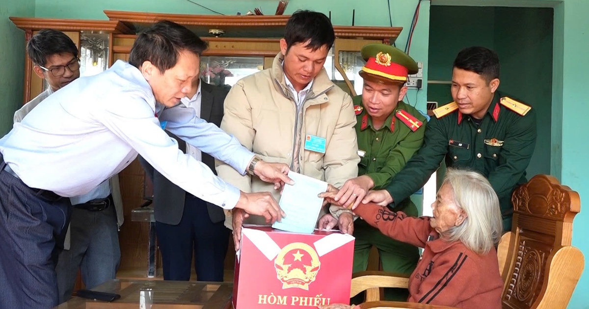 Mẹ Việt Nam anh hùng sức khỏe yếu, tổ bầu cử mang thùng phiếu đến nhà