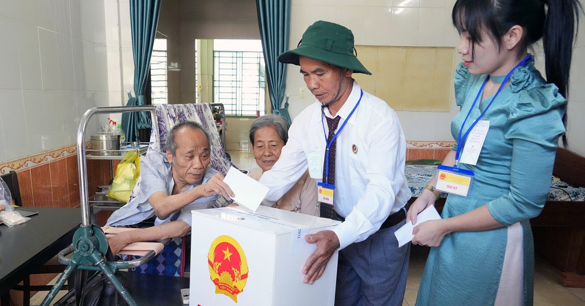 Cử tri đặc biệt ở Trung tâm Điều dưỡng Long Đất thực hiện quyền bầu cử