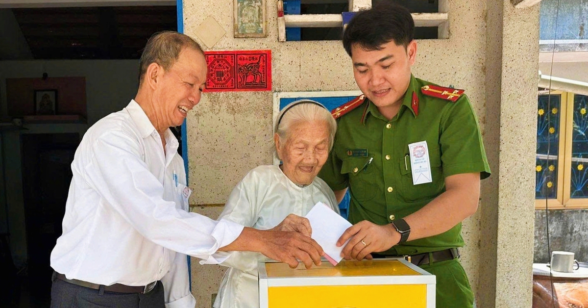 TP.HCM: Thùng phiếu lưu động đến với những cử tri 'đặc biệt'