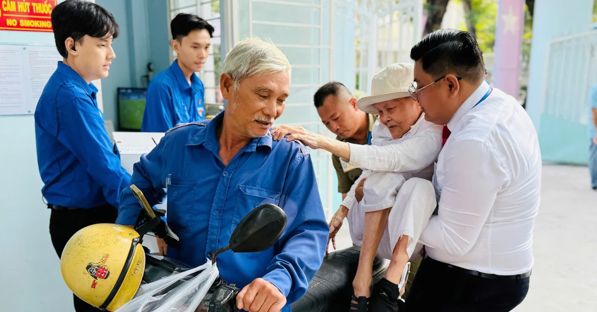 Màu áo xanh thanh niên xung kích hỗ trợ cử tri tại các điểm bầu cử TP.HCM