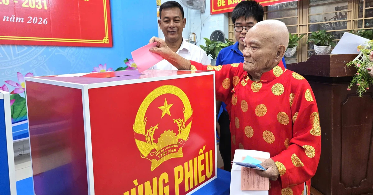 Cụ ông ở TP.HCM 101 tuổi vẫn tự chạy xe máy đi bầu cử