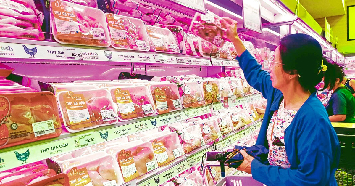 Bán lẻ "khóa giá" hàng thiết yếu, giảm áp lực từ giá xăng dầu