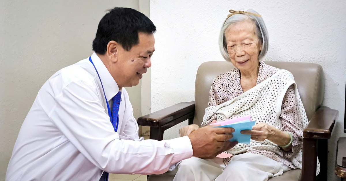 TP.HCM: Người trẻ cầm lá phiếu đầu đời sau du học, cụ 91 tuổi vui khi thùng phiếu đến tận nhà