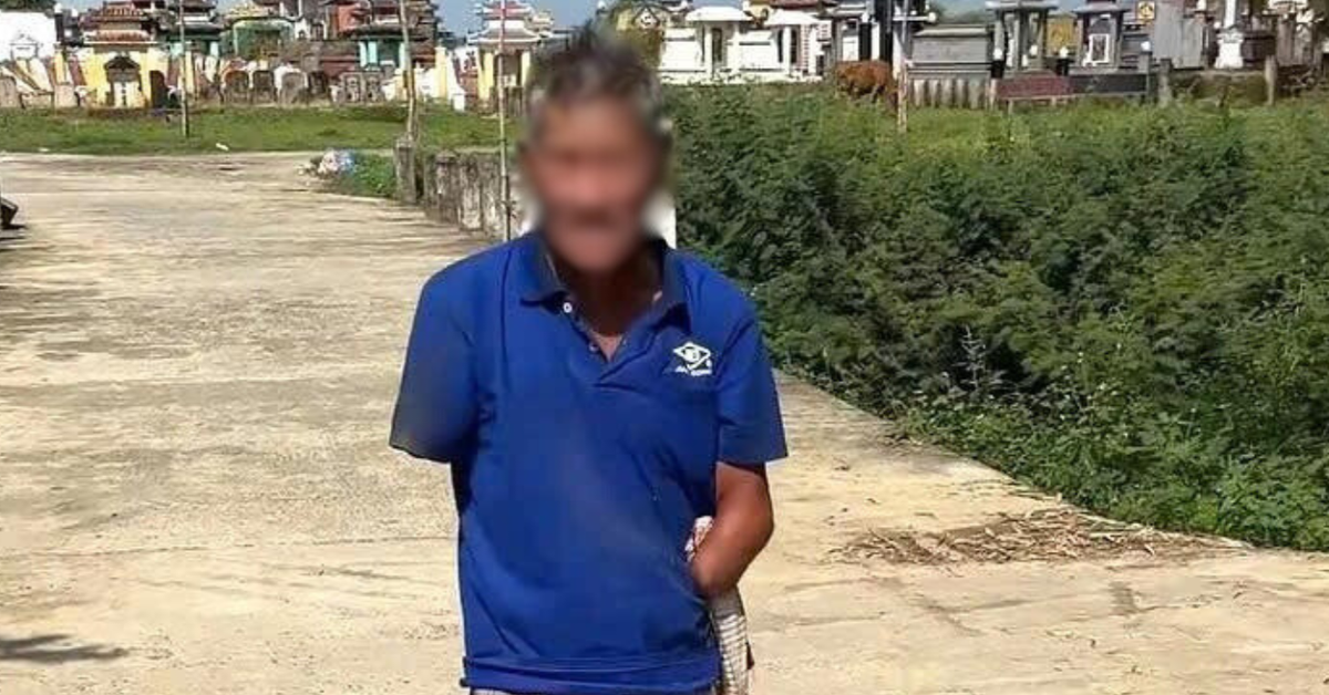 Cụ ông cụt hai tay kẹp con rắn hổ mang về nhà sau khi bị cắn