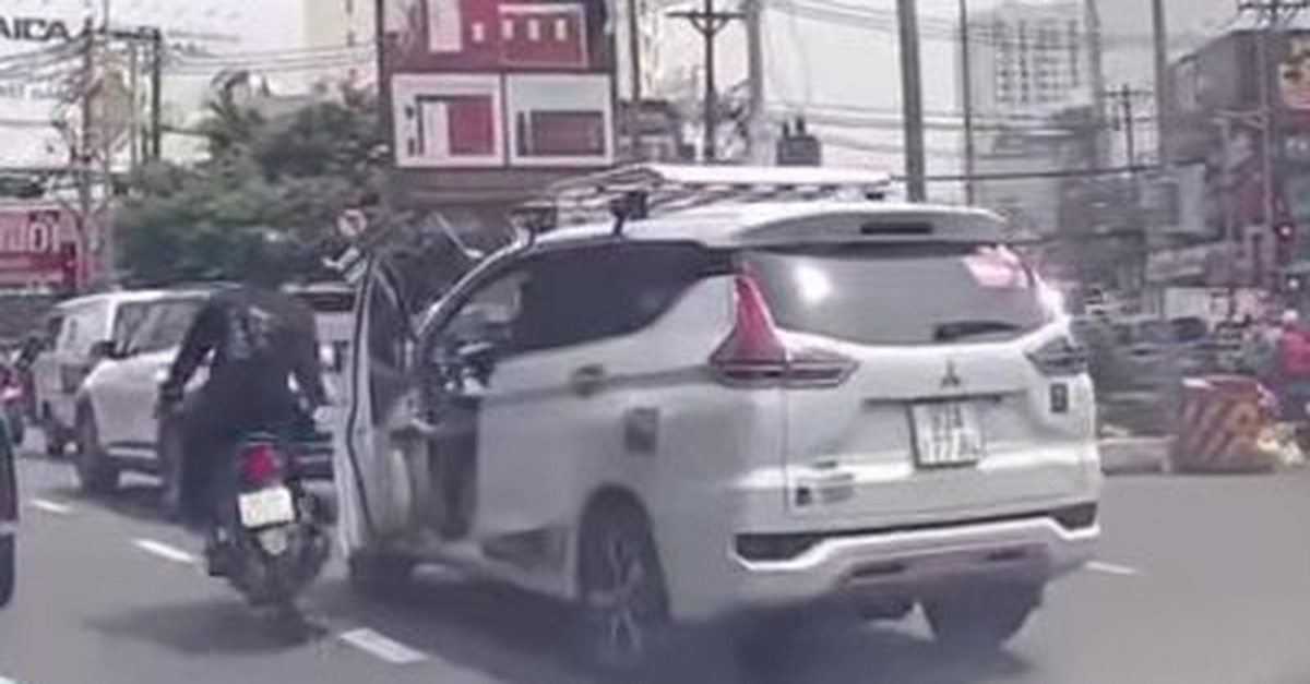 Tài xế ô tô mở cửa xe gây tai nạn cho xe máy rồi bỏ đi