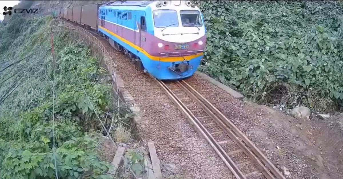 Thông tuyến đường sắt qua đèo Hải Vân sau sự cố đá lăn