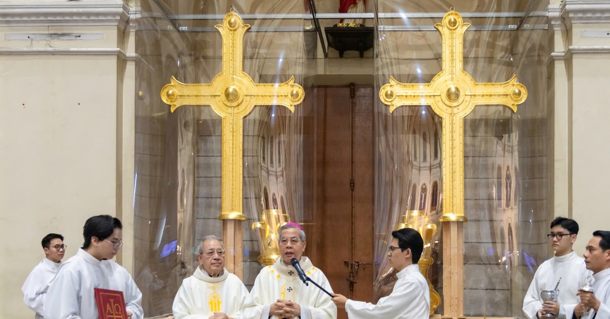 Đặt hai thánh giá mạ vàng lên đỉnh tháp kẽm nhà thờ Đức Bà