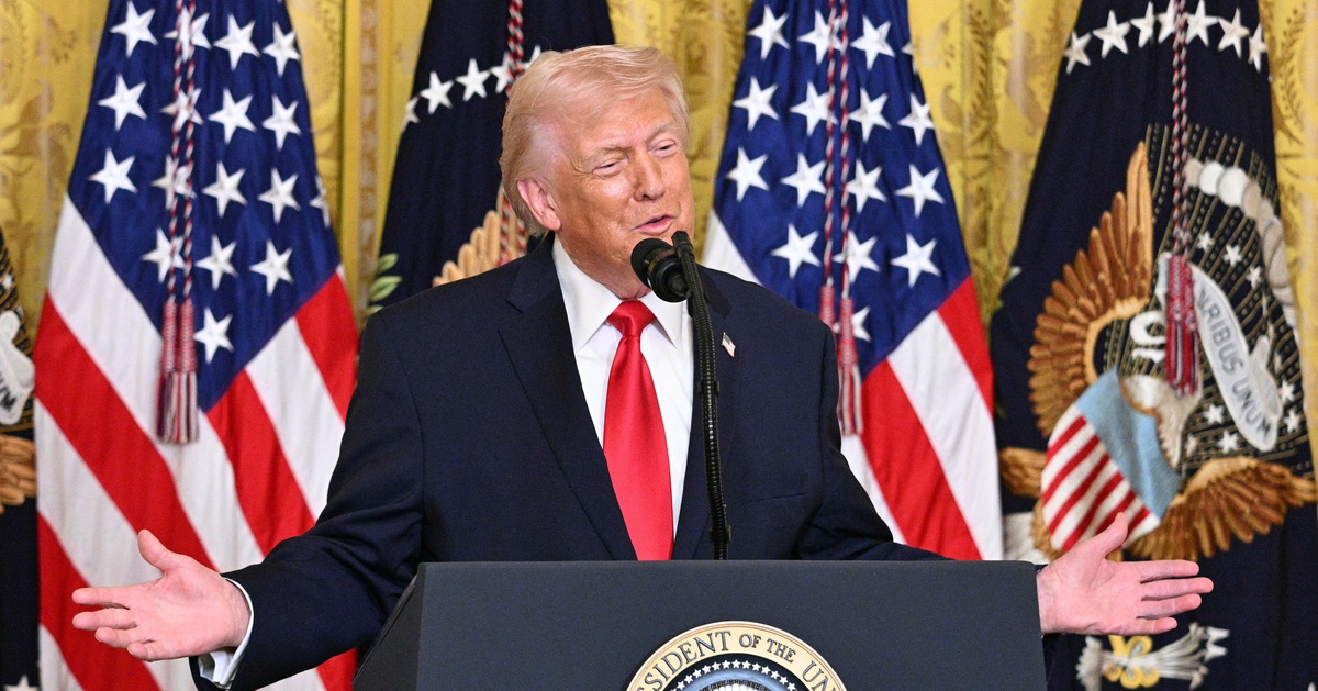 Giá dầu lại vọt lên gần 105 USD/thùng, ông Trump dọa đánh đảo Kharg 'thêm vài lần cho vui'